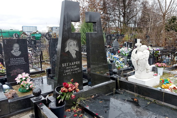 Оригинальный памятник из чёрного гранита в виде расколотой трапеции 